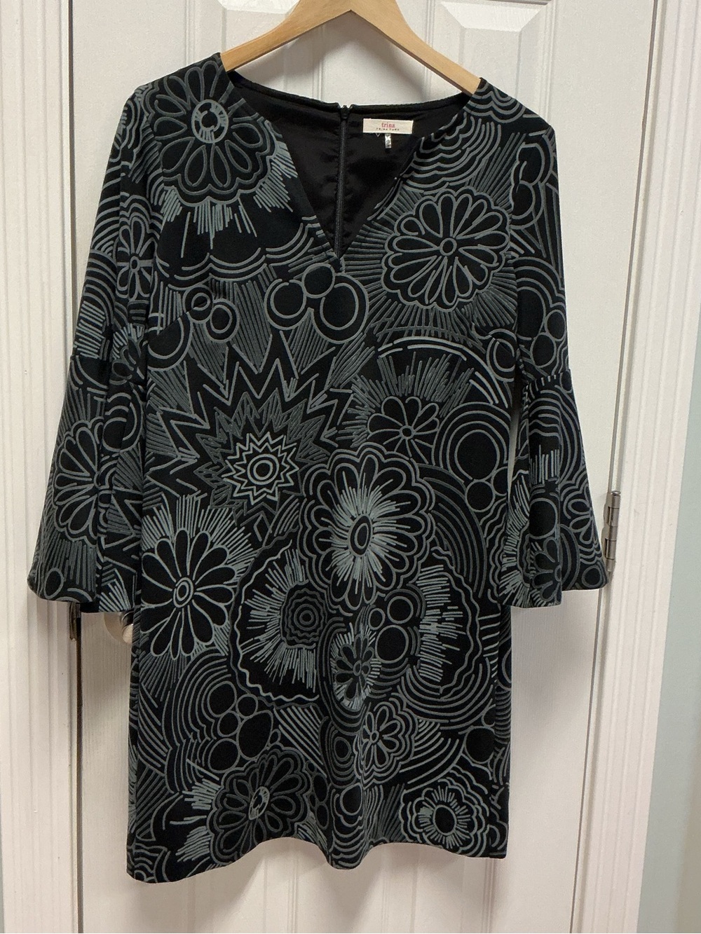 Trina Turk SZ M Black Gray Floral V-Neck Shift Dress 3/4 Bell Sleeve witchy 70’s